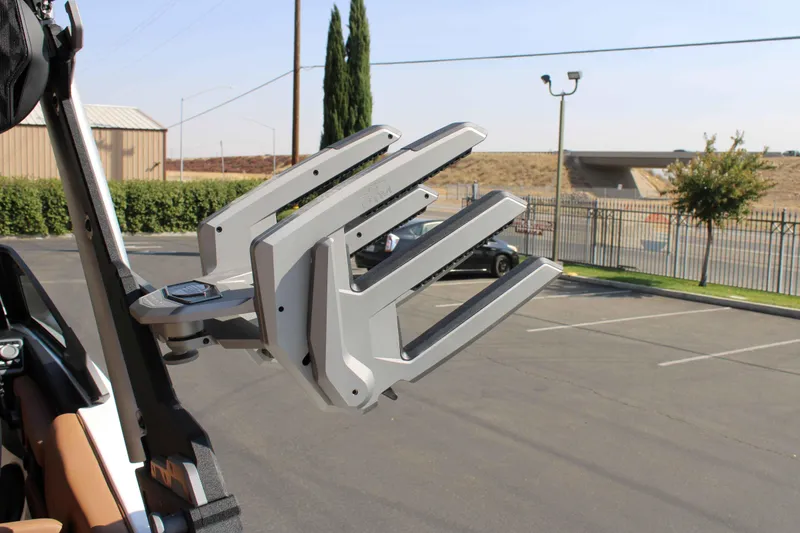 Slide: The Image of Malibu Wakesetter 23 LSV 2026 - 18