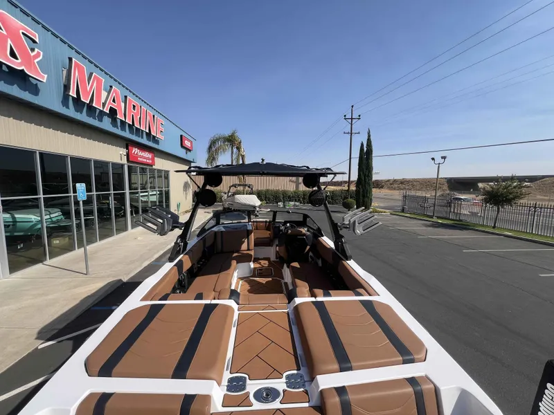 Slide: The Image of Malibu Wakesetter 23 LSV 2026 - 6