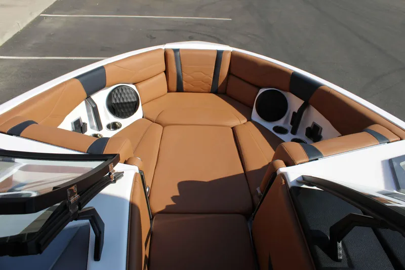 Slide: The Image of Malibu Wakesetter 23 LSV 2026 - 9