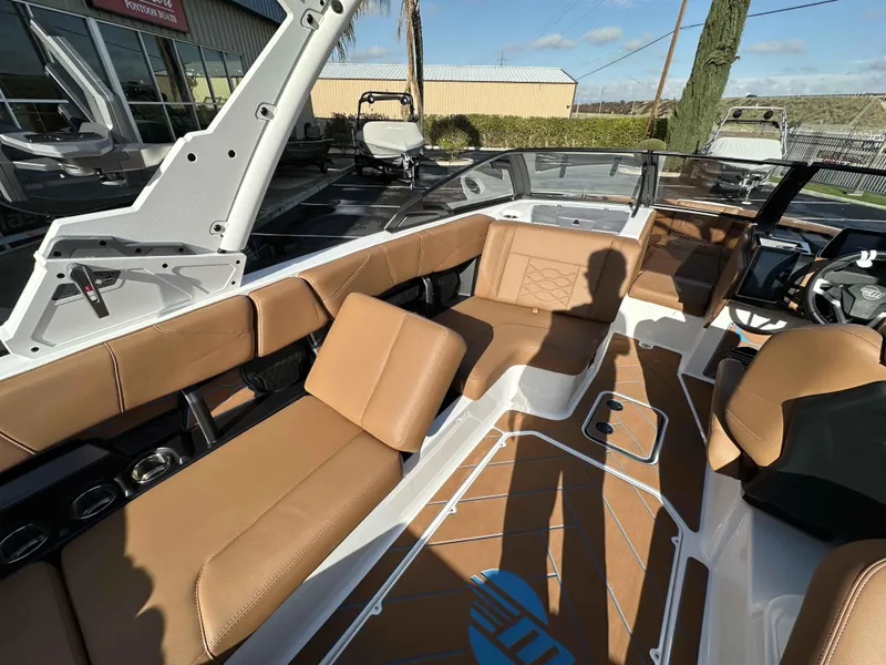 Slide: The Image of Malibu Wakesetter 23 LSV 2025 - 10