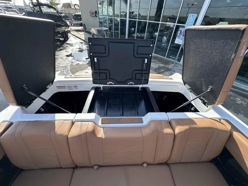 Slide: The Image of Malibu Wakesetter 23 LSV 2025 - 12