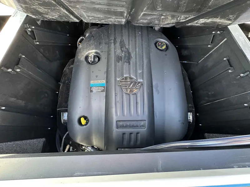 Slide: The Image of Malibu Wakesetter 23 LSV 2025 - 13