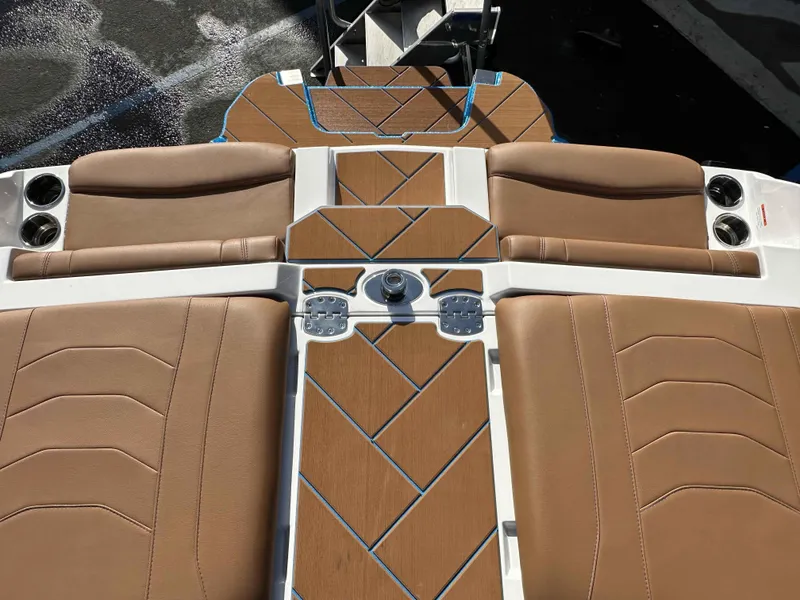 Slide: The Image of Malibu Wakesetter 23 LSV 2025 - 15