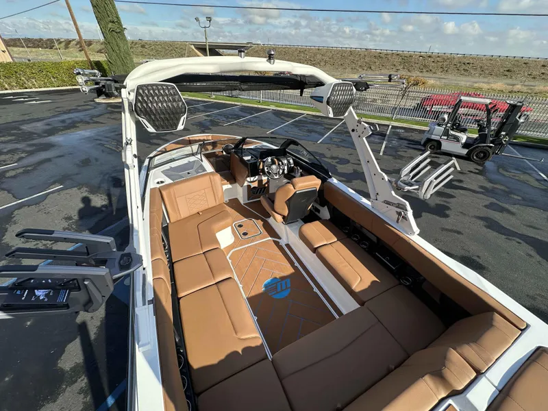 Slide: The Image of Malibu Wakesetter 23 LSV 2025 - 6