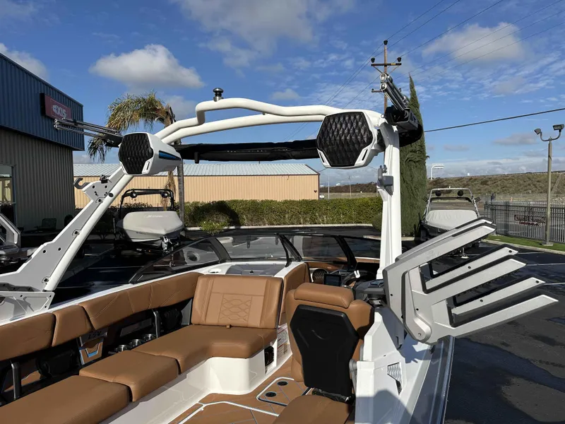 Slide: The Image of Malibu Wakesetter 23 LSV 2025 - 8