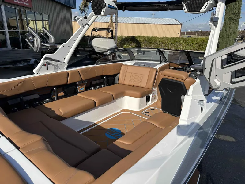 Slide: The Image of Malibu Wakesetter 23 LSV 2025 - 9