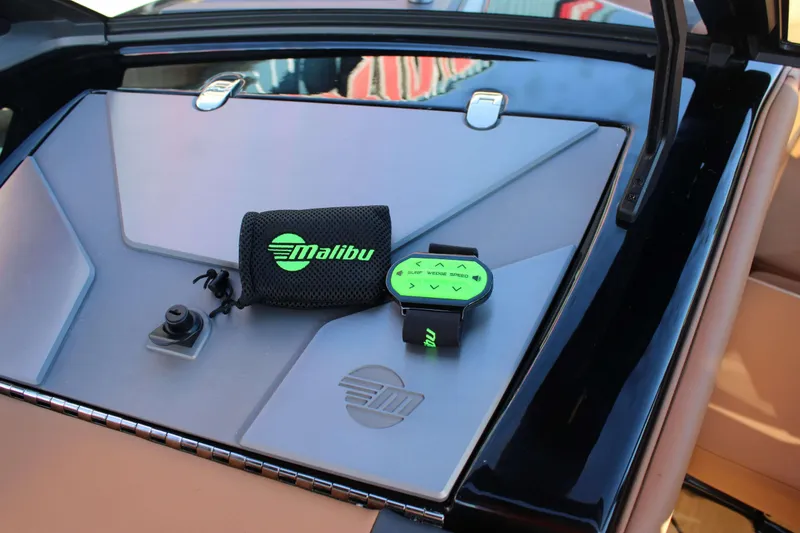 Slide: The Image of Malibu Wakesetter 23 LSV 2025 - 13