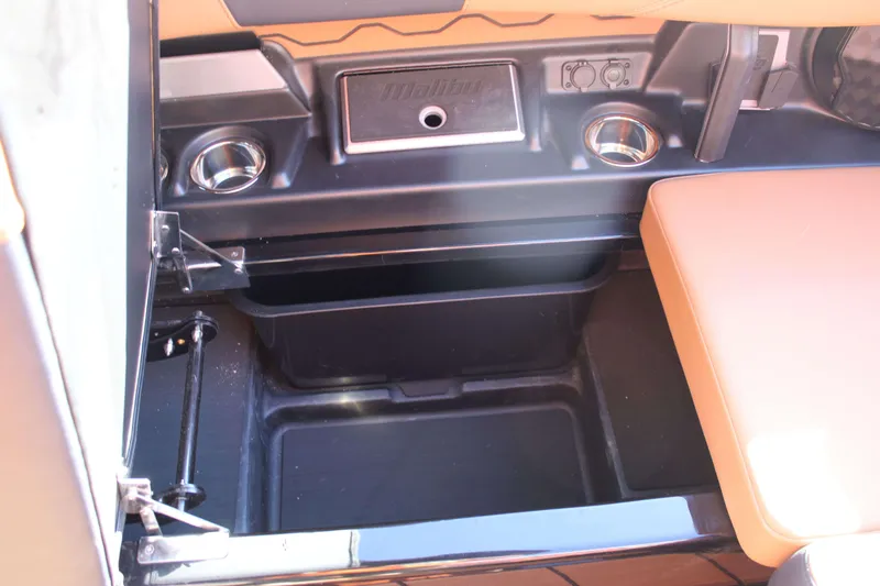 Slide: The Image of Malibu Wakesetter 23 LSV 2025 - 15