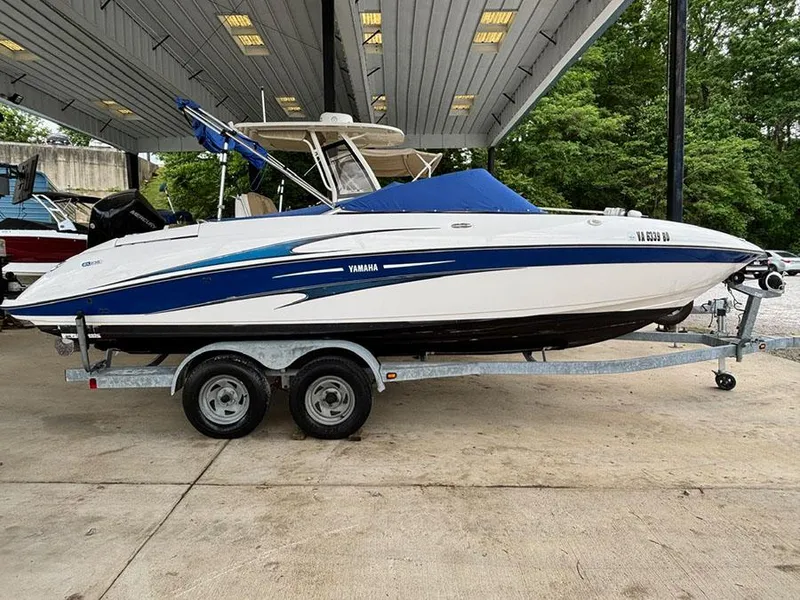 Slide: The Image of 2004 Yamaha Boats 230 SX on trailer under a covered area. - 2