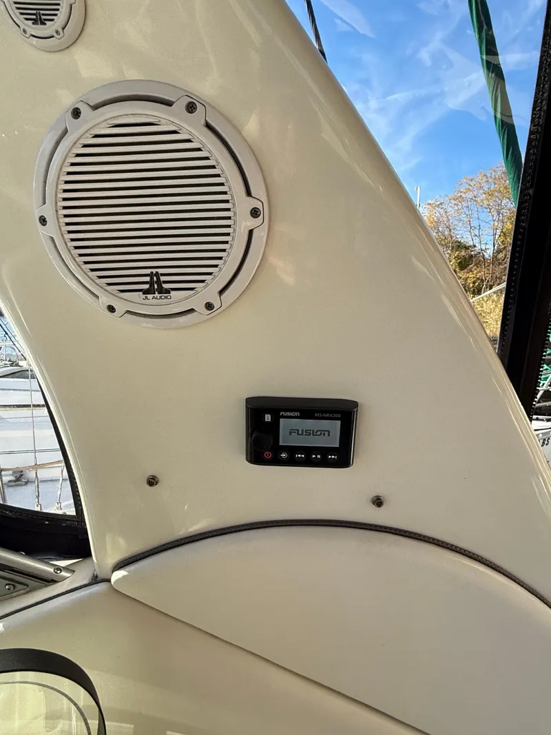 Slide: The Image of Speaker and Fusion stereo system on 2007 Sea Ray 340 Sundancer boat. - 15