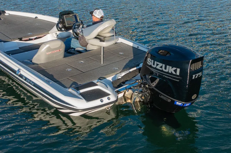 Slide: The Image of Phoenix 618 Pro 2017 boat with Suzuki 175 outboard motor on water. - 7