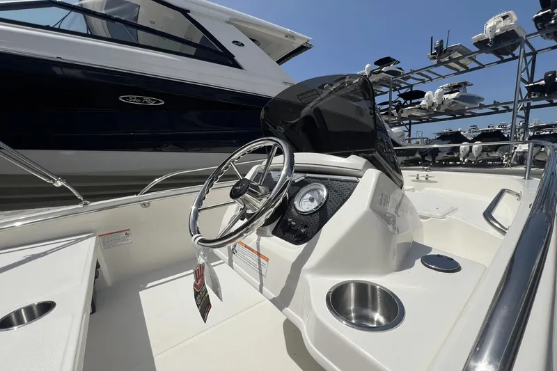 Slide: The Image of Boston Whaler 130 Super Sport 2025 - 13