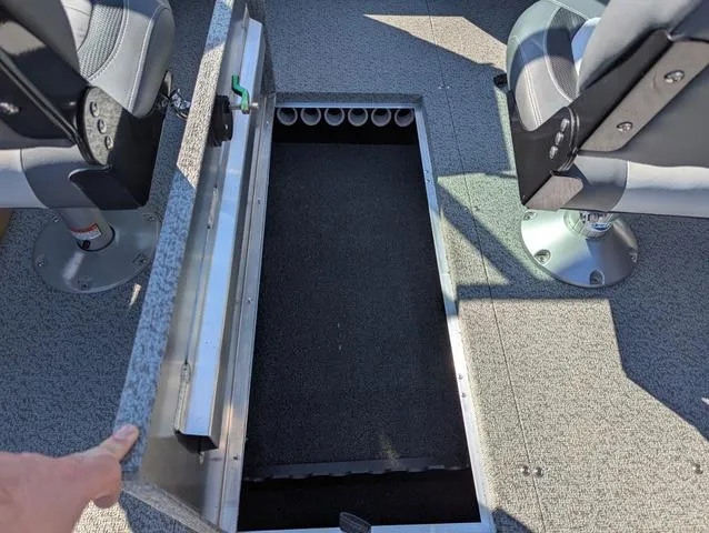 Slide: The Image of Lowe Fishing Machine 1625WT 2025 - 10