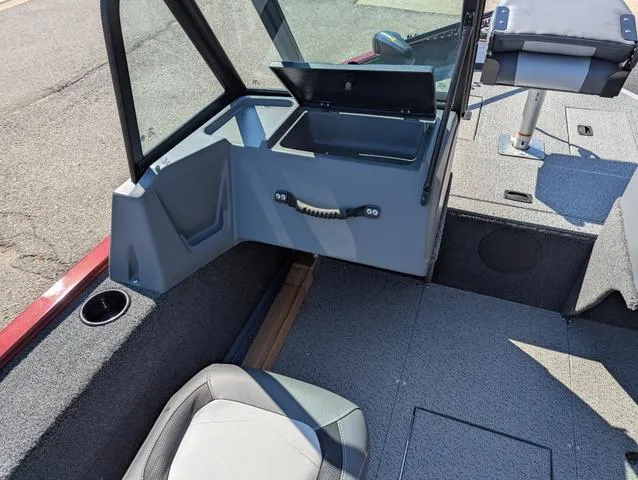 Slide: The Image of Lowe Fishing Machine 1625WT 2025 - 11