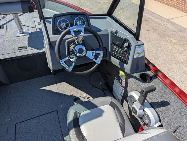 Slide: The Image of Lowe Fishing Machine 1625WT 2025 - 12