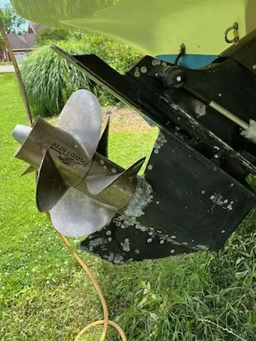 Slide: The Image of 2006 Bayliner 265 Cruiser propeller and stern drive on grassy background. - 7