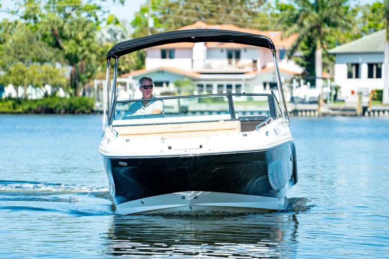 Slide: The Image of Sea Ray 250 SDX Outboard 2019 - 10