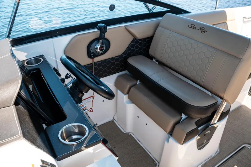 Slide: The Image of Sea Ray 250 SDX Outboard 2019 - 18