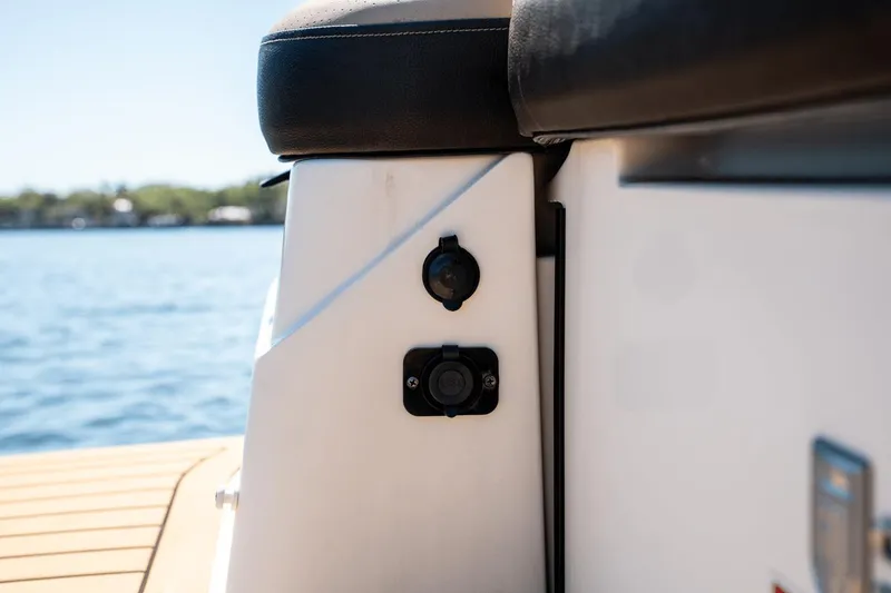 Slide: The Image of Sea Ray 250 SDX Outboard 2019 - 24