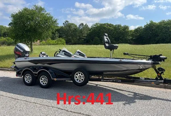 The Image of 2013 Ranger Z520C bass boat on trailer, 441 hours, parked on road. - 0