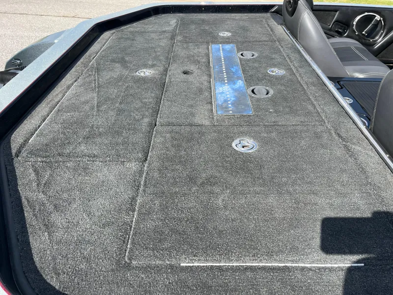 Slide: The Image of 2013 Ranger Z520C boat interior with two black seats and Evinrude 250 motor. - 15