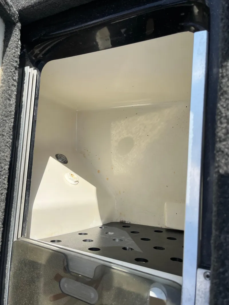 Slide: The Image of 2013 Ranger Z520C livewell interior with drainage and aeration features. - 32