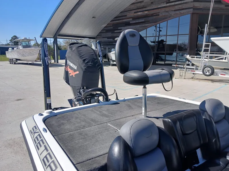 Slide: The Image of 2006 Skeeter 21 boat with Yamaha engine, featuring comfortable seating and spacious deck. - 8