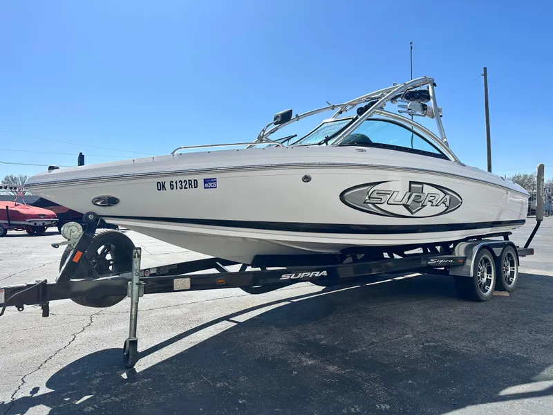 Slide: The Image of 2008 Supra Launch 24 SSV GG Edition boat on trailer, side view. - 5