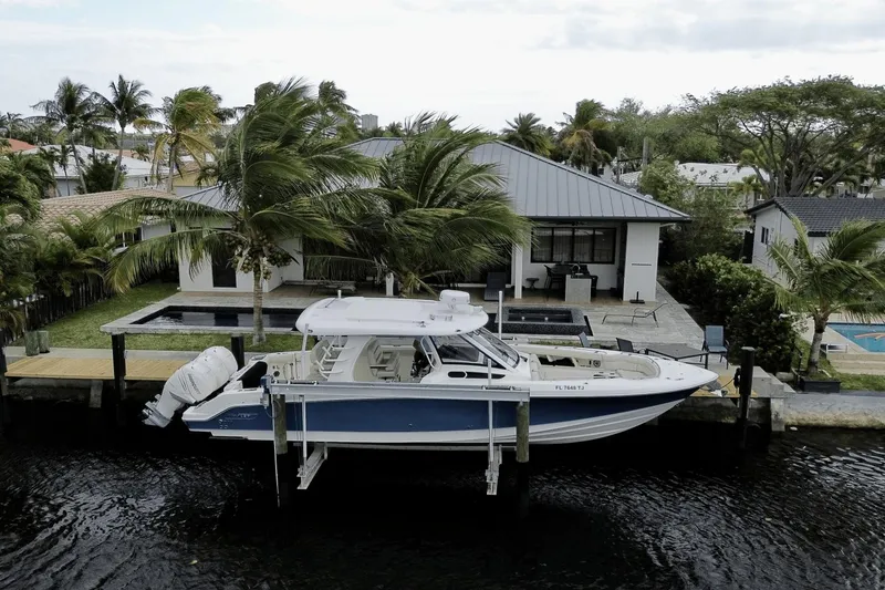 Slide: The Image of Boston Whaler 35 REALM 2021 - 10