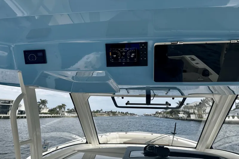 Slide: The Image of Boston Whaler 35 REALM 2021 - 14