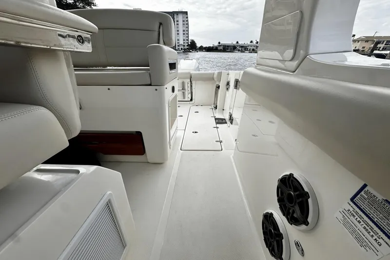 Slide: The Image of Boston Whaler 35 REALM 2021 - 24