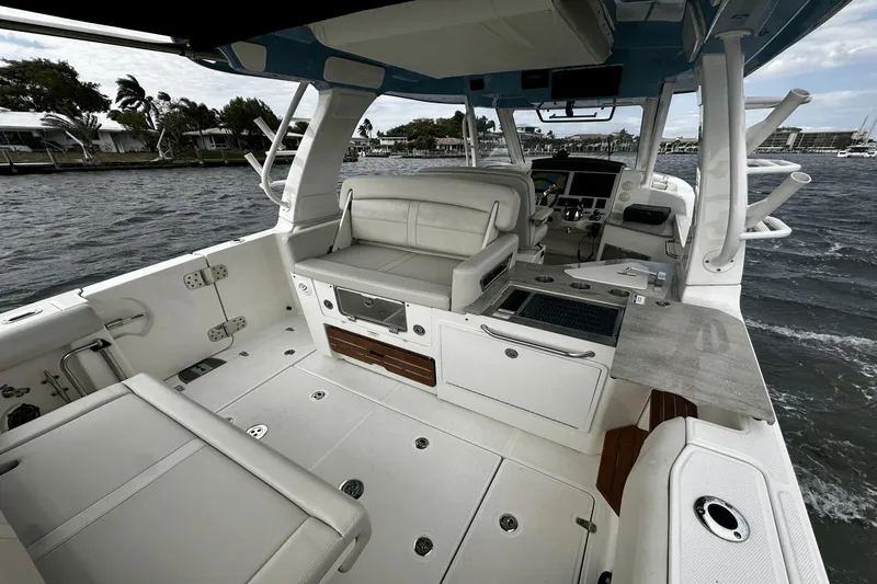 Slide: The Image of Boston Whaler 35 REALM 2021 - 31