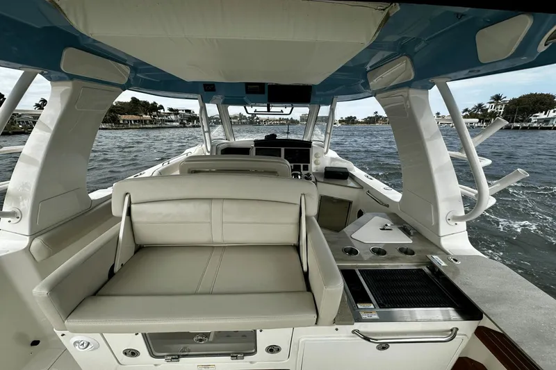 Slide: The Image of Boston Whaler 35 REALM 2021 - 32