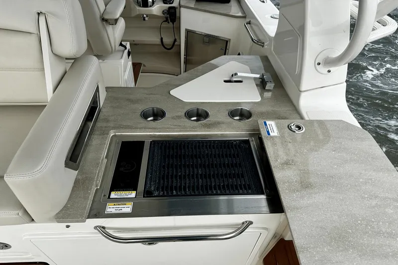 Slide: The Image of Boston Whaler 35 REALM 2021 - 33