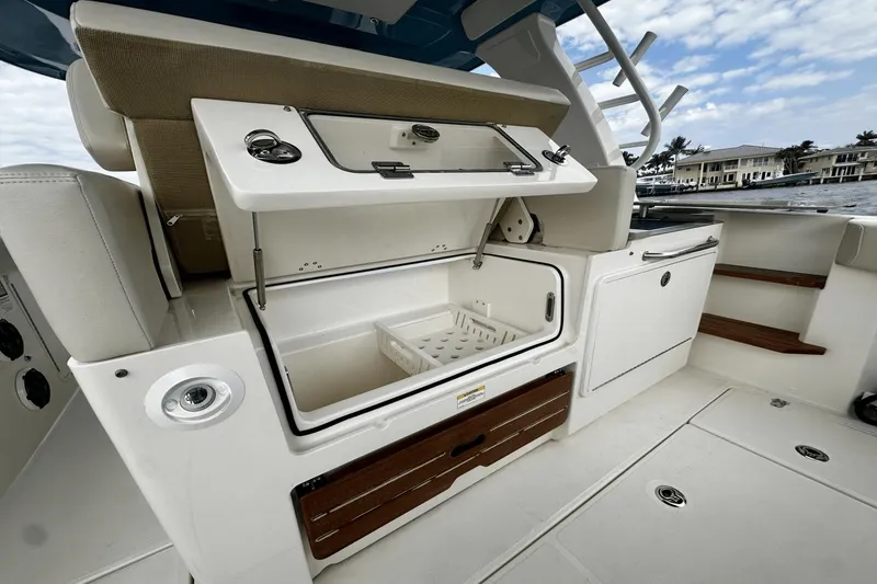 Slide: The Image of Boston Whaler 35 REALM 2021 - 34