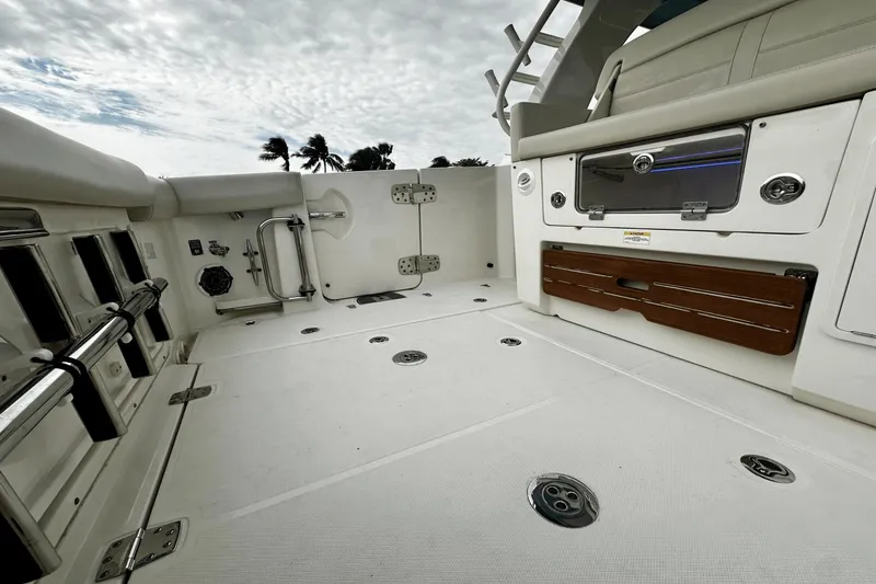 Slide: The Image of Boston Whaler 35 REALM 2021 - 35