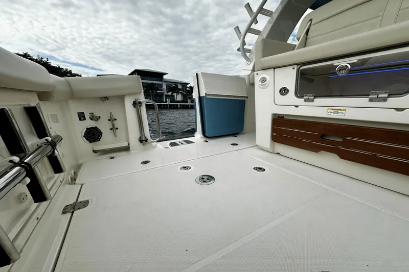 Slide: The Image of Boston Whaler 35 REALM 2021 - 36