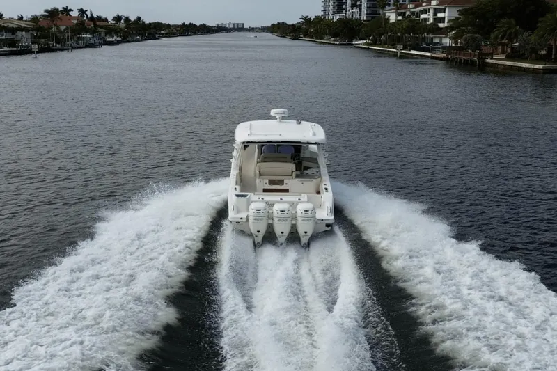 Slide: The Image of Boston Whaler 35 REALM 2021 - 4