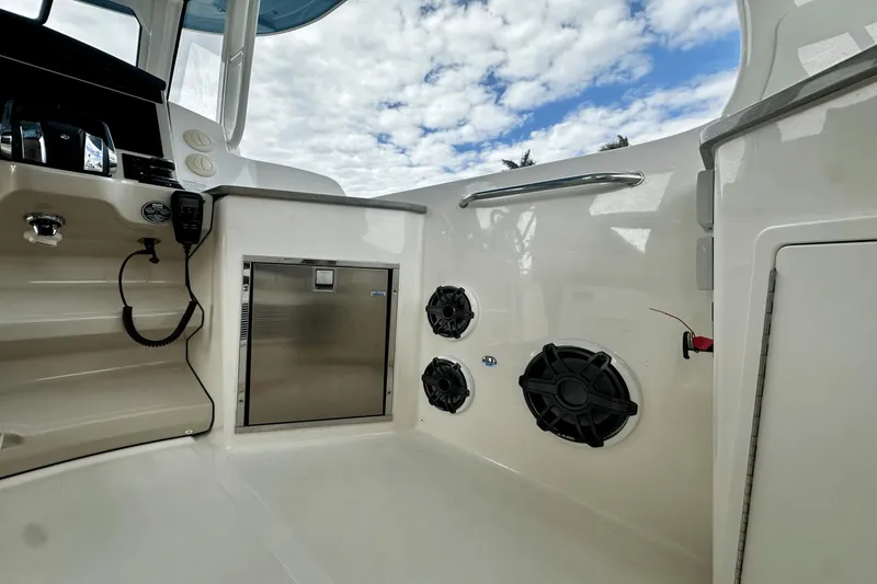 Slide: The Image of Boston Whaler 35 REALM 2021 - 41