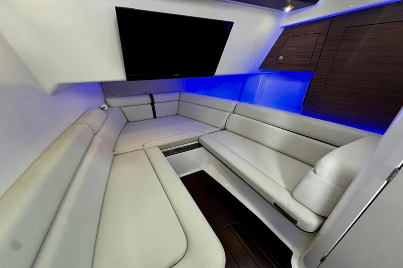 Slide: The Image of Boston Whaler 35 REALM 2021 - 44