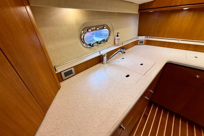 Slide: The Image of Tiara 4300 Sovran 2008 - 26