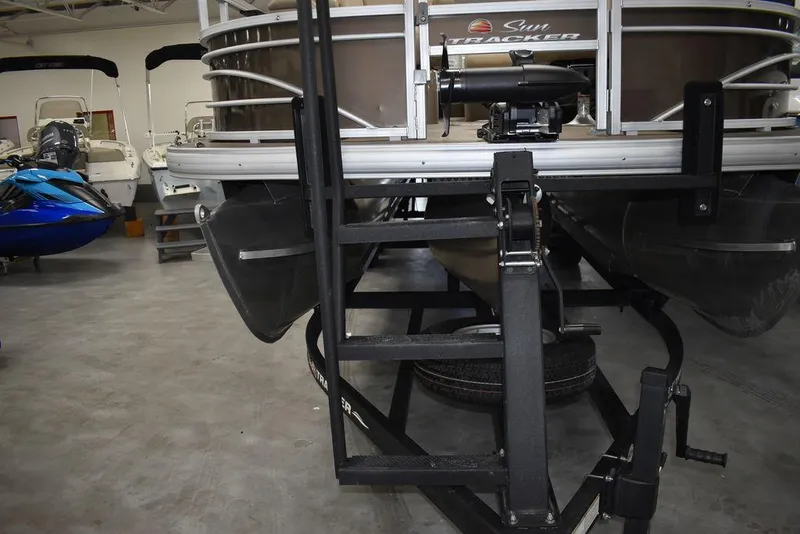 Slide: The Image of Sun Tracker Sportfish 24 XP3 2023 - 93