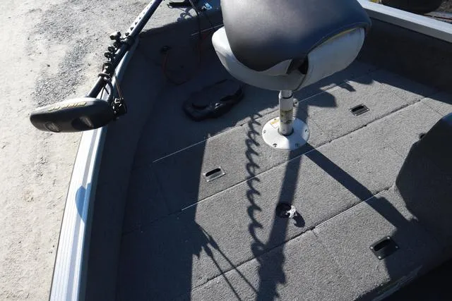 Slide: The Image of 2013 Alumacraft Navigator 165 CS boat interior with swivel seat and trolling motor. - 19