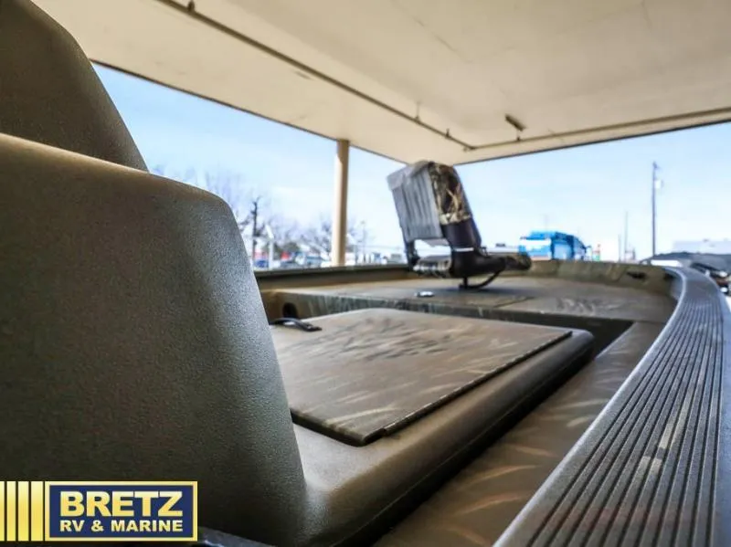 Slide: The Image of 2025 Grizzly 1754 SC boat interior at Bretz RV & Marine showroom. - 15