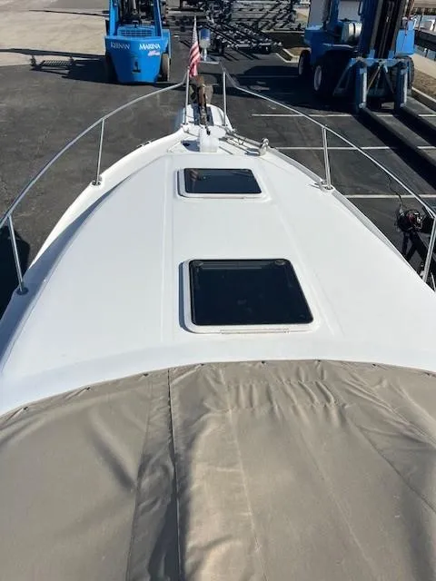 Slide: The Image of 1996 Sea Ray 270 Sundancer boat on dock, featuring two deck hatches and railing. - 6