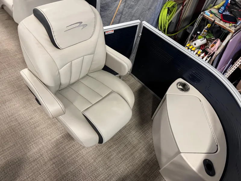 Slide: The Image of 2020 Bennington SX 22 SSRX boat interior with plush captain's chair and console. - 15