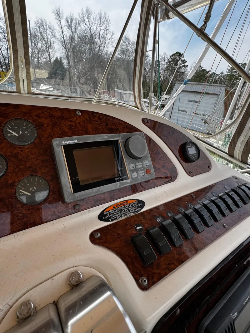 Slide: The Image of 1998 Maxum 4100 SCA - 30