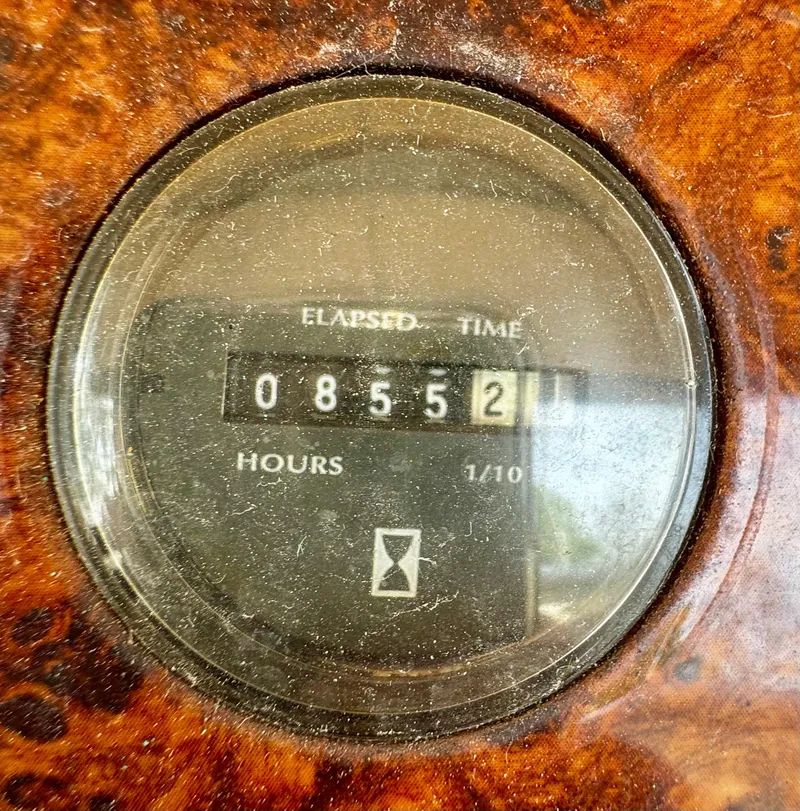 Slide: The Image of Hour meter showing 855.2 hours on a 1998 Maxum 4100 SCA boat. - 34