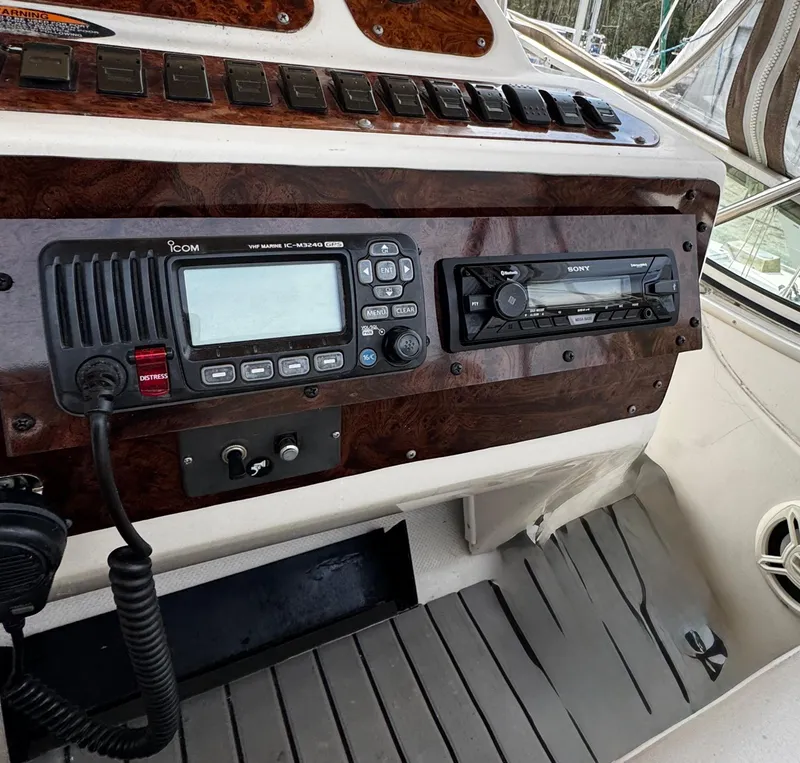 Slide: The Image of Control panel of a 1998 Maxum 4100 SCA boat with radio and audio system. - 35