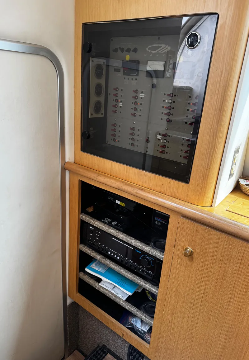 Slide: The Image of 1998 Maxum 4100 SCA - 48